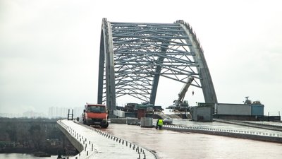 КМДА планує відкрити Подільсько-Воскресенський міст для автівок до кінця року