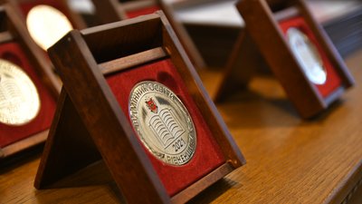 На Рівненщині відзначили відмінників освіти та вручили премії до Дня вчителя На Рівненщині відзначили відмінників освіти та вручили премії до Дня вчителя
