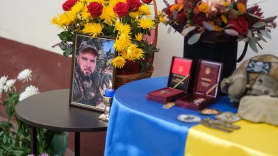 У Запоріжжі відкрили меморіальну дошку на честь загиблого військового Олексія Коробкіна