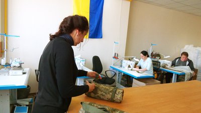 У Вінниці шиють безкаркасні ноші для українських оборонців У Вінниці шиють безкаркасні ноші для українських оборонців