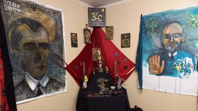 "Це войовнича насмішка над ворогом та смертю". У Дніпрі відкрили виставку мистецтв із войовничим сарказмом "Це войовнича насмішка над ворогом та смертю". У Дніпрі відкрили виставку мистецтв із войовничим сарказмом