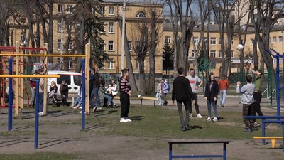 Після чотирьох місяців дистанційки. На Прикарпатті учнів 5-11 класів повернулися за парти Після чотирьох місяців дистанційки. На Прикарпатті учнів 5-11 класів повернулися за парти