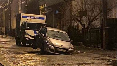 Авто застрягло в ямі на вулиці Івана Горбачевського. Лютий, 2024