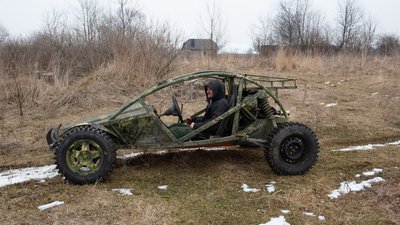 "Ми ночуємо в цеху, щоб більше встигнути". Буковинець майструє баггі для ЗСУ "Ми ночуємо в цеху, щоб більше встигнути". Буковинець майструє баггі для ЗСУ