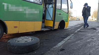 Занесло на дорозі: в Луцьку – аварія за участю маршрутки Занесло на дорозі: в Луцьку – аварія за участю маршрутки