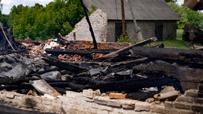 Атака на Чернігівський район: через удар виникла пожежа трави, яка перекинулася на будинки