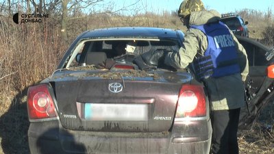 На Донеччині автівка журналістів потрапила під обстріл На Донеччині автівка журналістів потрапила під обстріл
