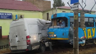 В Одесі трамвай зіштовхнувся з автівкою: рух призупинено