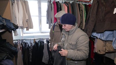 У Рівному волонтери збирають зимові речі для переселенців