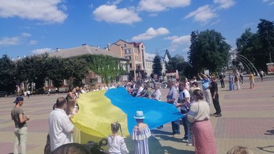 Двадцятиметровий стяг України розгорнули у центрі Тернополя Двадцятиметровий стяг України розгорнули у центрі Тернополя