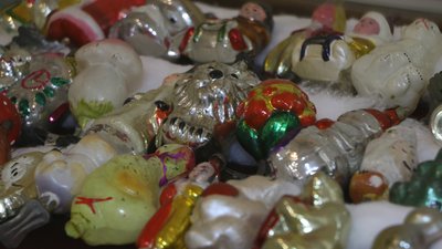 У музеї в Чернівцях представили виставку старих ялинкових іграшок У музеї в Чернівцях представили виставку старих ялинкових іграшок
