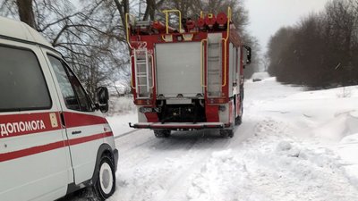 Карети швидкої допомоги застрягли у заметах Карети швидкої допомоги застрягли у заметах