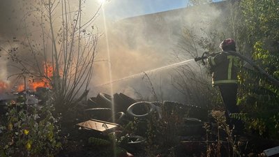 В Ужгороді сталася пожежа на підприємстві зі збору металобрухту