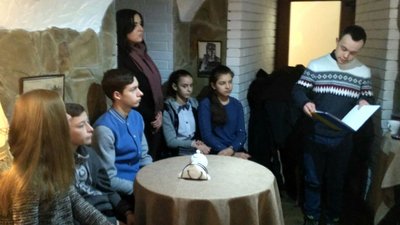 Із подарунками школярі відвідали у Луцьку кав'ярню, де працює молодь із синдромом Дауна Із подарунками школярі відвідали у Луцьку кав'ярню, де працює молодь із синдромом Дауна