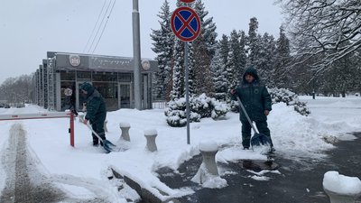 Комунальники усувають наслідки снігопаду на Харківщині, 9 лютого 2024 року Комунальники усувають наслідки снігопаду на Харківщині, 9 лютого 2024 року