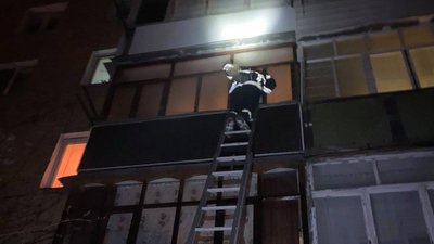 Рятувальники Черкащини допомогли дівчині, яка зачинилась на балконі