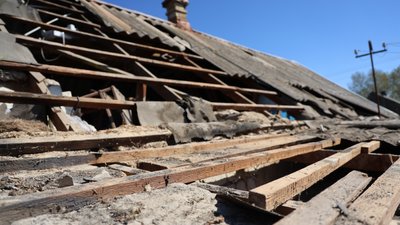 Пошкоджений дах будинку через російський обстріл, Херсон