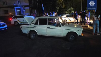 Вночі в центрі Житомира водій ВАЗівки наїхав на бетонну сферу – тікав від патрульних