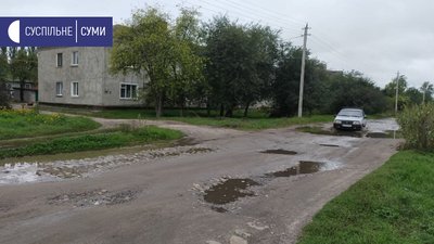 Мешканці будинку в Кролевці на Сумщині скаржаться, що їх будинок і дорогу біля нього не ремонтують Мешканці будинку в Кролевці на Сумщині скаржаться, що їх будинок і дорогу біля нього не ремонтують
