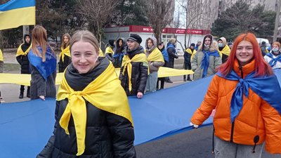 У Новій Каховці на Херсонщині учні та студенти створили "Молодіжний ланцюг єдності" У Новій Каховці на Херсонщині учні та студенти створили "Молодіжний ланцюг єдності"