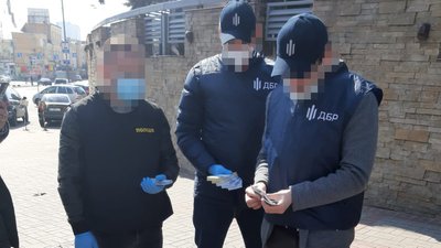 Чоловіка затримали під час отримання хабара Чоловіка затримали під час отримання хабара
