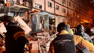 Пошкоджена багатоповерхівка у Харкові