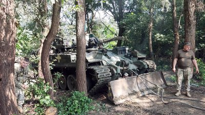 Державна спеціальна служба транспорту повідомила що на Чернігівщині з річки Десна витягли російський танк Державна спеціальна служба транспорту повідомила що на Чернігівщині з річки Десна витягли російський танк
