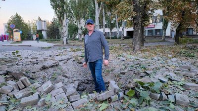Вирва від снаряду у середмісті Донецька