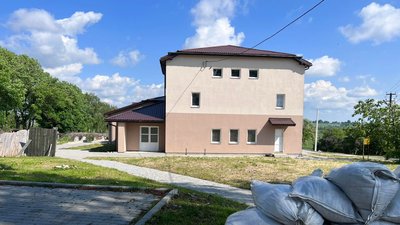 Тимчасове житло для переселенців у Народному домі біля Львова. Що відомо