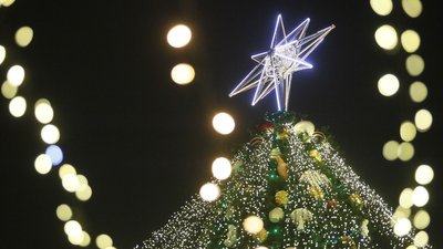 Кияни зібралися біля головної ялинки, щоб зустріти Новий рік