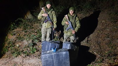 5 тисяч контрабандних сигарет дістали з річки Тиса закарпатські прикордонники 5 тисяч контрабандних сигарет дістали з річки Тиса закарпатські прикордонники