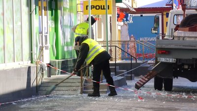 У Полтаві бурульки з дахів зчищають альпіністи