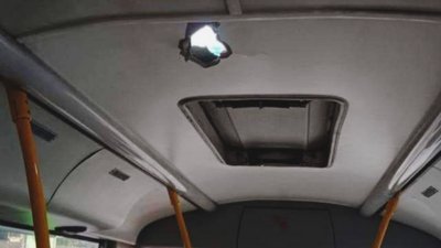 Внаслідок обстрілів Миколаєва пошкоджено комунальні автобуси Внаслідок обстрілів Миколаєва пошкоджено комунальні автобуси