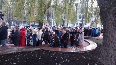 У Хмельницькому відправили панахиду за жертвами Голодомору У Хмельницькому відправили панахиду за жертвами Голодомору
