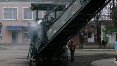 У Новгороді-Сіверському почали ремонт центральної площі: які роботи проведуть У Новгороді-Сіверському почали ремонт центральної площі: які роботи проведуть
