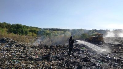 На Житомирщині зайнялося одне зі сміттєзвалищ– рятувальники розгрібали тліюче сміття бульдозерами На Житомирщині зайнялося одне зі сміттєзвалищ– рятувальники розгрібали тліюче сміття бульдозерами