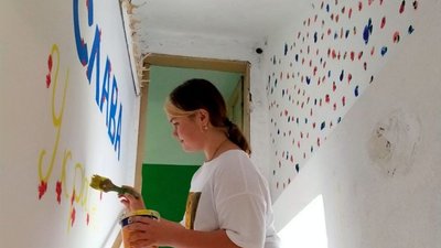 На Тернопільщині учні розмалювали шкільне укриття На Тернопільщині учні розмалювали шкільне укриття