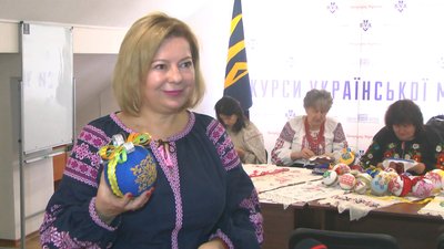 Запорізькі майстрині створюють ялинкові прикраси з українською вишивкою Запорізькі майстрині створюють ялинкові прикраси з українською вишивкою