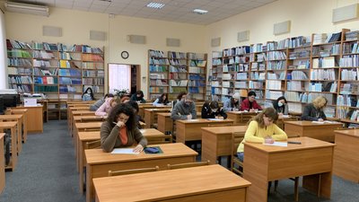15 людей писали Радіодиктант національної єдності в обласній бібліотеці в Ужгороді 15 людей писали Радіодиктант національної єдності в обласній бібліотеці в Ужгороді