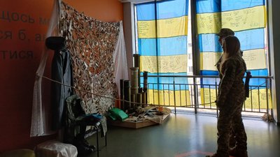 У ліцеї в Житомирі відкрили куточок пам'яті колишніх учнів, які загинули у війні за Україну У ліцеї в Житомирі відкрили куточок пам'яті колишніх учнів, які загинули у війні за Україну