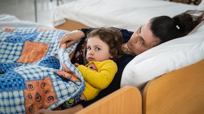 “Немає куди йти далі”. На Дніпропетровщині переселенців безкоштовно тимчасово розселяють у готелях “Немає куди йти далі”. На Дніпропетровщині переселенців безкоштовно тимчасово розселяють у готелях
