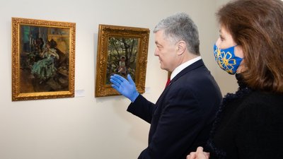 Суд зняв арешт з колекції картин Порошенка