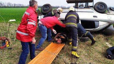 На Кіровоградщині чоловіка затисло в машині під час аварії На Кіровоградщині чоловіка затисло в машині під час аварії