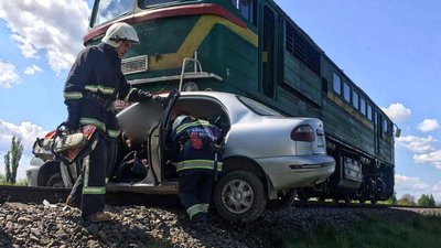 Зіштовхнулись тепловоз та легковий автомобіль: на Вінниччині у ДТП загинув чоловік