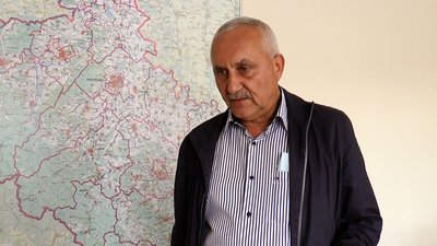Чоловік віддав під дорогу свій город. На Прикарпатті люди самотужки прокладають шлях після негоди Чоловік віддав під дорогу свій город. На Прикарпатті люди самотужки прокладають шлях після негоди