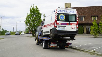 "Час від часу дістають уламки": харків'янин продовжує вивозити авто медиків після підриву на міні "Час від часу дістають уламки": харків'янин продовжує вивозити авто медиків після підриву на міні