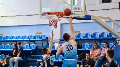 Кидок по кошику з близької дистанції під час гри