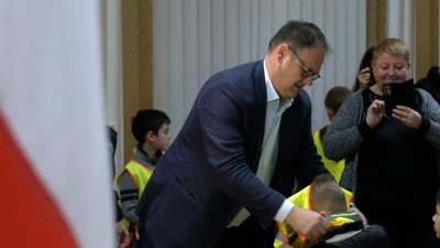 Проєкт "Світлодіти": переселенців і школярів Рівного забезпечують світловідбивними елементами