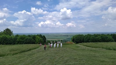 Медики Львівщини станцювали у захисних костюмах біля замку Медики Львівщини станцювали у захисних костюмах біля замку