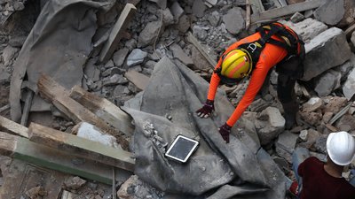 У Бейруті рятувальники почули ознаки життя з-під завалів У Бейруті рятувальники почули ознаки життя з-під завалів